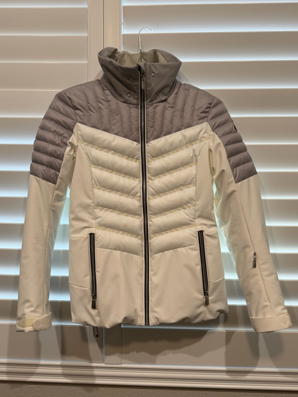 Toni Sailer Women’s Two-Tone White and Light Gray Insulated Snow Jacket